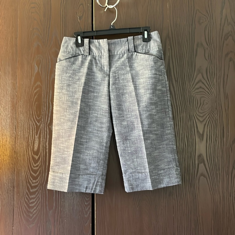 IZ dark gray/ white patterned Bermuda shorts. Size 7.